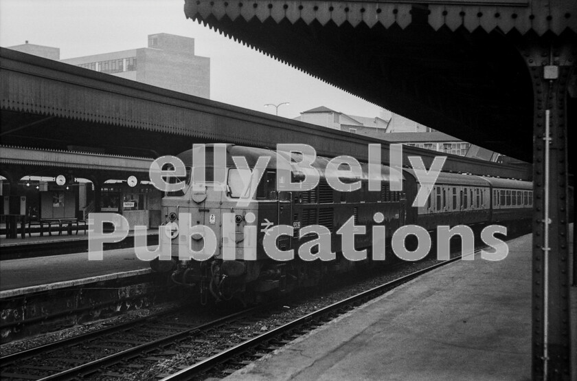 LPPC DSL BW 0287 
 A Brush Type 2 Class 31 5539 (later 31121) waits at Paddington before returning empty coaching stock to Old Oak Common in the early 1970s. The locomotive is a spiritual successor to the many Pannier and Prairie tank locos that used to cover these workings in steam days, and the North British 63XX Baby Warships that had previously worked the trains. It was one of a number of these rather nondescript and, in comparison, far less competent, engines that were drafted into the Western Region to take over from the departing Hymeks, as they were also used on the Worcester services. 
 Keywords: Paddington, Class 31, 5539, D5539, 31121, ECS, Passenger