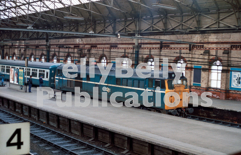 LPAP-DSL-CO-0049 
 31404 with it's white stripe, sits at Manchester with a service for Cleethorpes, 27th May. 1984. 
 Keywords: BR, Midland, LMS, Manchester, Manchester, Diesel, BR, Passenger, Colour, Class31, 31404, D5605, FP, 34G, 1984