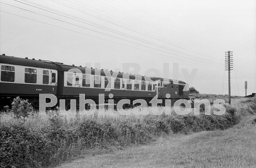 LPPC DSL BW 1267 
 The mid-afternoon London to Hereford service rattles past the photographer as it heads away from Great Malvern towards Colwall Tunnel, with the Hymek Class 35 D7003 thrumming healthily in charge of a Commonwealth-bogied SK and a B4-bogied BFK. Both are well-filled with passengers, many of whom seem to be interested in the man in the field with a camera. 
 Keywords: BR, Western, Hymek, Class 35, D7003, Colwall Tunnel, Passenger