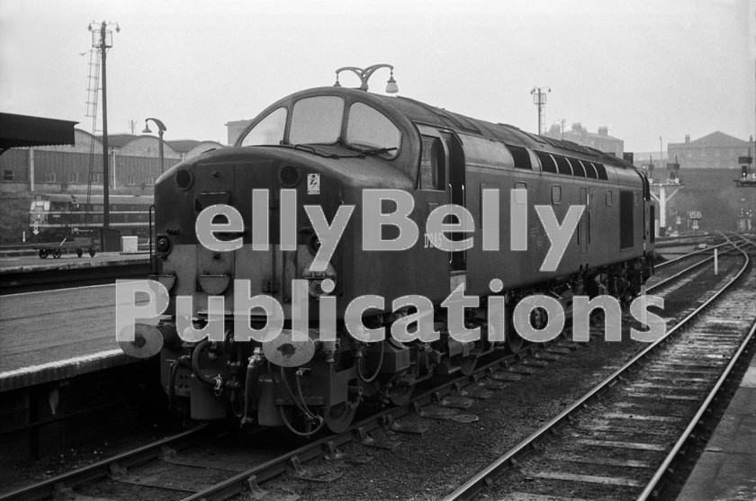 LPIS DSL BW NEGS 0111 
 EE Class 40 D285 waits to get the road from the platform and perform the Kings Cross Shuffle in order to get serviced at the loco shed. 20th December 1962. 
 Keywords: EE, Class 40, D285, 285, 40085, King's Cross, Eastern, BR, LNER, Light Engine, B&W