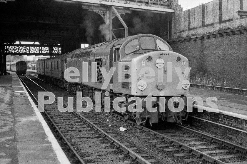 LPIS DSL BW NEGS 0084 
 EE Class 40 40002 stands at Manchester Victoria station on 10th November 1982. 
 Keywords: EE, Class 40, 40002, Manchester, Manchester Victoria, BR, Parcels, B&W, 1982