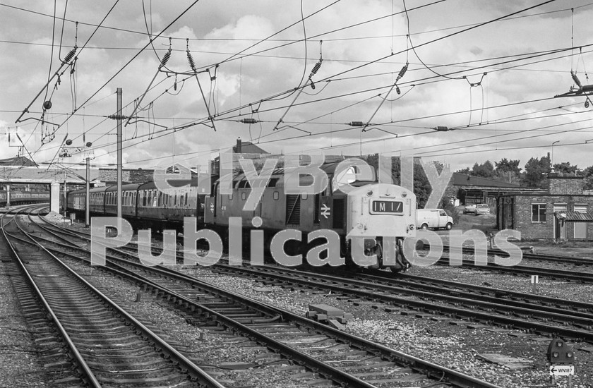 LPIS DSL BW NEGS 0020 
 EE Class 40 40195 approaches Warrington Bank Quay station with the 1M17 09.36 York to Llandudno service on 13th September 1975. 
 Keywords: 1975, 395, 40195, BR, Black and White, Cheshire, Class40, D395, Diesel, LMS, London Midland, Passenger, Warrington Bank Quay