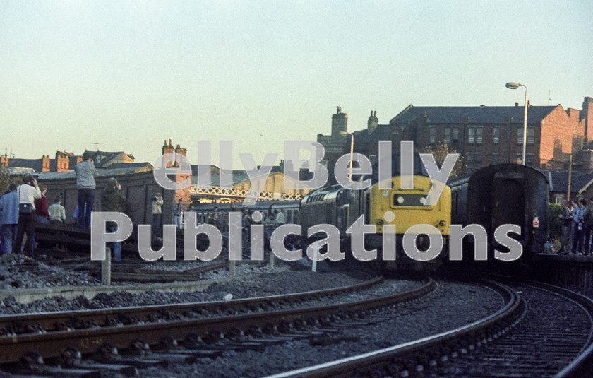 LPAP-DSL-CO-0092 
 The 27th October 1984, saw 40181 with 40122 on the Tyne Tees Boggard tour heading to the North East. Here they run round at Hartlepool. 
 Keywords: BR, Eastern, LNER, County Durham, Hartlepool, Diesel, BR, Passenger, Colour, Class40, 40181, D381, SP, 1984