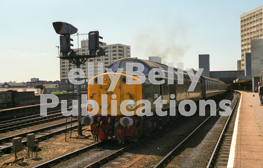 LPAP-DSL-CO-0138 
 40122 takes ECS out of Leeds after arrival from Carlisle, 31st May 1985. 
 Keywords: BR, Eastern, LNER, Yorkshire, Leeds, Diesel, BR, Passenger, Colour, Class40, 40122, D200, LO, 9A, 1984