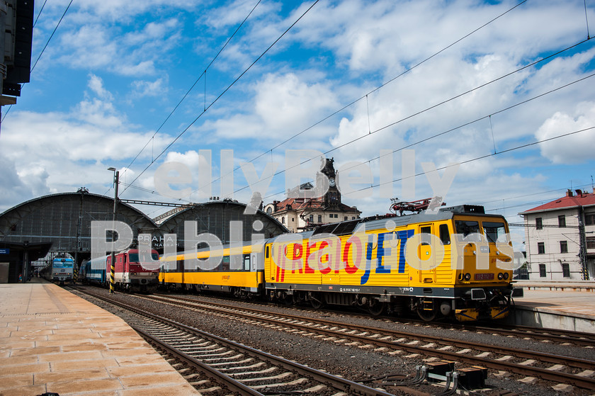 LPAP-EUR-CO-0036 
 Electrics line up in the sun at Praha Hlavni Nadrazi, from left, CDs' 151005, ZSSKs' 350018and Regiojets' 362112, 4th July 2013. 
 Keywords: Czech, Czechoslovakia, Passenger, Colour, 2013