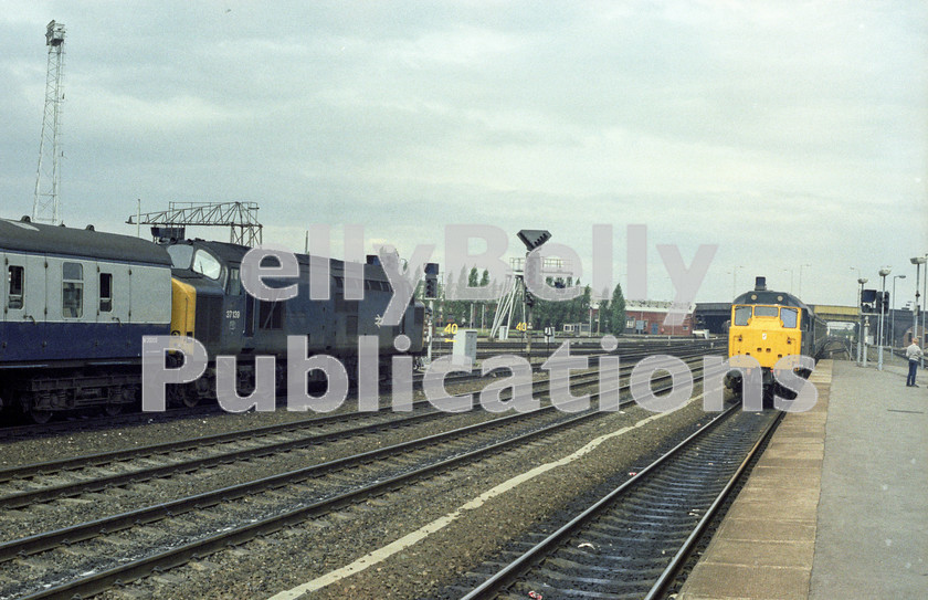 LPAP-DSL-CO-0085 
 A busy Doncaster witnesses 37139 working 1N13 the 0910 Yarmouth - Newcastle, whilst 31445 heads a Cleethorpes - Liverpool, 8th September 1984. 
 Keywords: BR, Eastern, LNER, Yorkshire, Doncaster, Diesel, BR, Passenger, Colour, Class37, 37139, D6839, TI, 1984