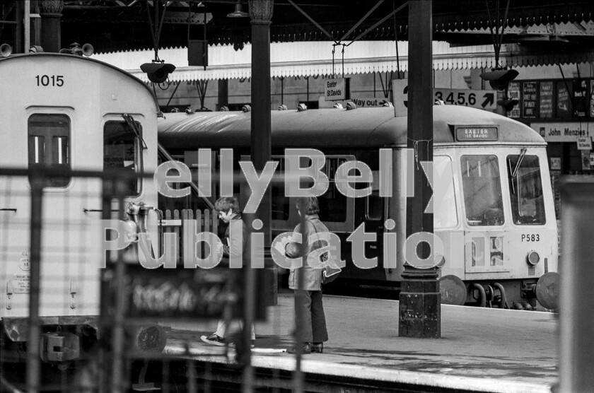 LPPC DSL BW 0709 
 A total contrast in DMU front ends. On the right is a Gloucester-built Cross Country 3 car Class 119 unit (Set P583 - 51069, 59428, 51097) of the WR, adjacent to the unmistakeable shape of a narrow Class 202 Hastings line SR unit, which is absorbing the interest of young spotters. It is as if the Brute is keeping it caged until the GW can get rid of it back to its home territory. The WR train has arrived as a service from Barnstaple, which was substantially part of the SR main-line to and from Plymouth until Dr Beeching had his way, and in the eyes of many should be reinstated as such. 
 Keywords: BR, Western, Southern, Class 202, Class 119, 1015, P583, 51069, 59248, 51097, Passenger, DMU, DEMU