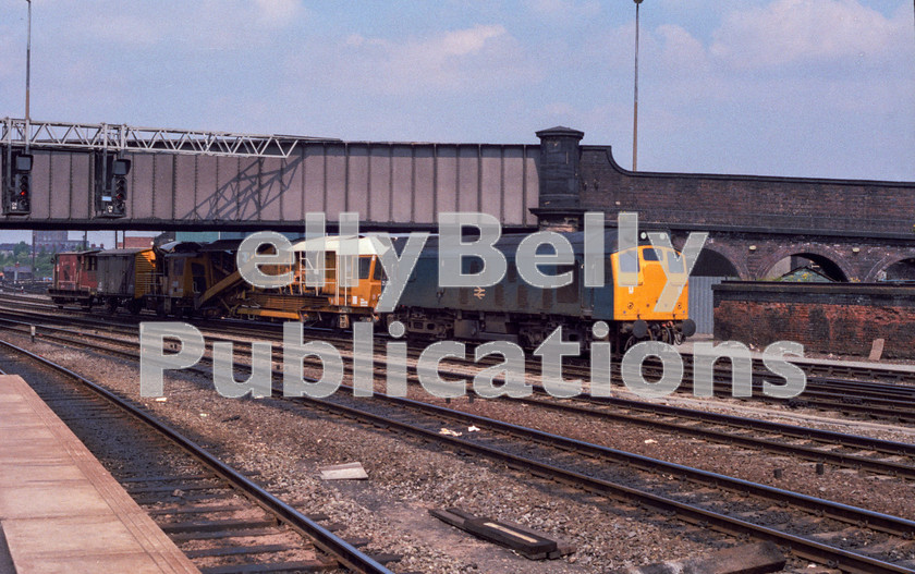 LPAP-DSL-CO-0051 
 An engineers train passes through Chester, 31st May 1984 behind 25054. 
 Keywords: BR, Eastern, LNER, Cheshire, Chester, Diesel, BR, Engineer, Colour, Class25, 25054, D5204, LO, 1984