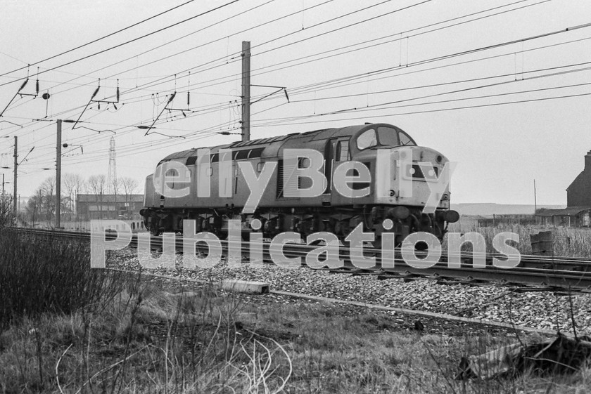 LPIS DSL BW NEGS 0039 
 EE Class 40 40147 passes Winwick Junction near Warrington on 11th April 1979. 
 Keywords: EE, Class 40, D347,347,40147,Winwick Junction,Warrington, 1979, Light Engine, B&W