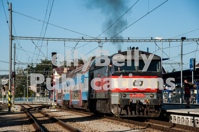 LPAP-EUR-CO-0018 
 749121 is seen reversing ECS out of the platform at Cercany, 1st October 2011. 
 Keywords: Czech, Czechoslovakia, Passenger, Colour, 2011