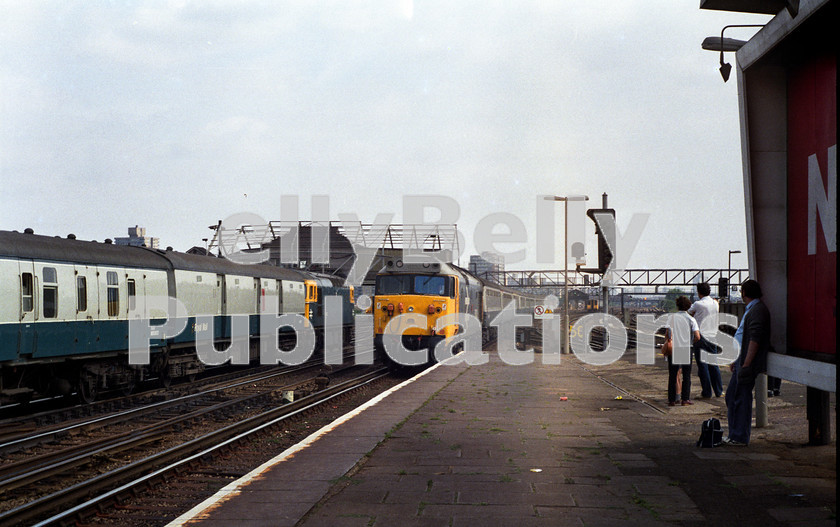 LPAP-DSL-CO-0024 
 A busy Clapham Junction witnesses 33002 on an up mail train, as 50046 passes on an Exeter service, 12th August 1983. 
 Keywords: BR, Southern, Southern, London, Clapham Junction, Diesel, BR, Passenger, Colour, Class50, 50046, D446, 33002, D6501, BR, EH, 1983