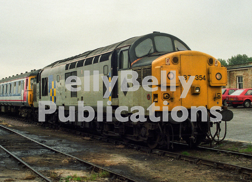 LPAP-DSL-CO-0148 
 37354 sits at Kings Lynn's back platform with a special in connection with Cambridge Rail Event, 29-09-90. 
 Keywords: BR, Eastern, LNER, Norfolk, Kings Lynn, Diesel, BR, Passenger, Colour, Class37, 37354, D6743, MR, 1990