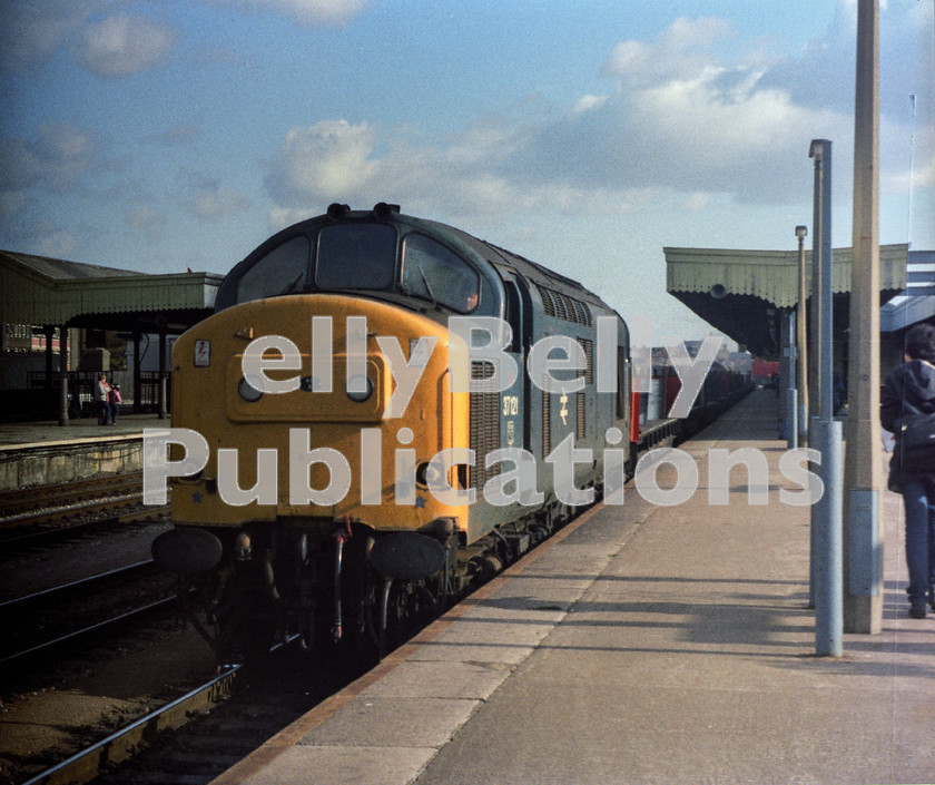 LPAP-DSL-CO-0035 
 Tinsley's 37121 takes a steel train through Cardiff, 28th September 1983. 
 Keywords: BR, Great Western, GWR, Wales, Cardiff, Diesel, BR, Freight, Colour, Class37, 37121, D6821, TI, 1983