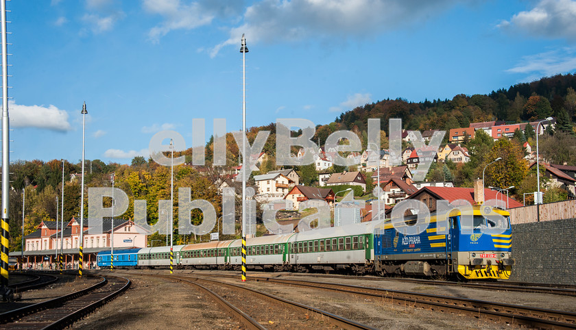 LPAP-EUR-CO-0034 
 Late afternoon sun illuminates 749039 at Tanvald, whilst on a service to Praha Vrsovice, 14th October 2012. 
 Keywords: Czech, Czechoslovakia, Passenger, Colour, 2012