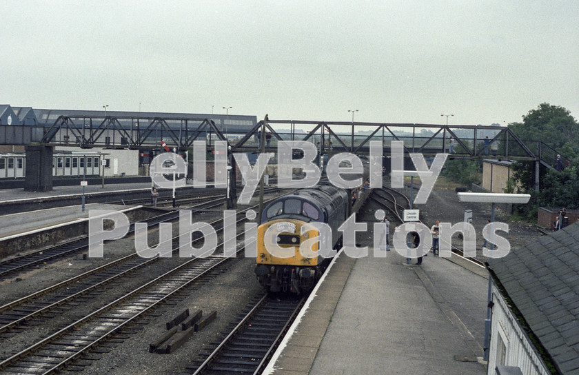 LPAP-DSL-CO-0087 
 40181 enters Lincoln, heading to Manchester Piccadily, on the last booked Class 40 service train from Skegness, 15th September 1984. 
 Keywords: BR, Eastern, LNER, Lincolnshire, Lincoln, Diesel, BR, Engineer, Colour, Class40, 40181, D381, SP, 1984