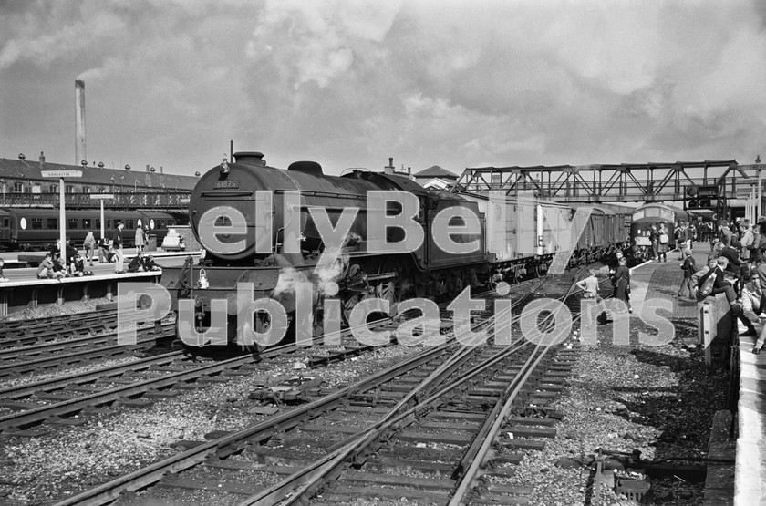 LPIS STM BW NEGS 0134 
 Hull Dairycoates K3 61875 passes Doncaster with the 07:35 Hull to Whitemoor freight whilst an unidentified Peak waits to depart with 1A09 from York/Hull to King's Cross on 8th September 1962. The freight train was due through Doncaster at around 9:30am but is running around 30 minutes late. Many of the trains along the East Coast Main Line were disrupted this day due to an accident at Offord involving A1 60123 'H. A. Ivatt' and BR Eastern Region Control would have been working hard to balance the traffic through Cambridge. 
 Keywords: 1364, 1875, 1962, 50B, 61875, BR, Black and White, Doncaster, Eastern, Freight, Gresley, Hull Dairycoates, K3, LNER, Steam, Yorkshire