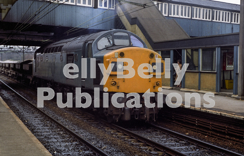 LPAP-DSL-CO-0006 
 Trundling along lines that are now lifted, 40133 glides through Guide Bridge, with a train of ballast wagons, 7th April 1983. 
 Keywords: BR, Midland, LMS, Manchester, Guide Bridge, Diesel, BR, Engineer, Colour, Class40, 40133, D333, CD, 1983