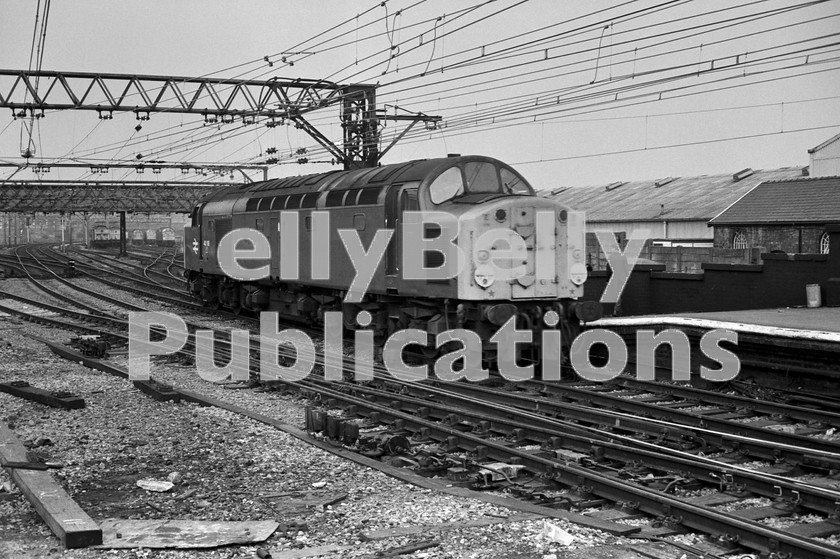 LPIS DSL BW NEGS 0087 
 EE Class 40 40118 is seen Light Engine at Guide Bridge on 2nd August 1977. 
 Keywords: EE, Class 40, 40118, D218, 218, Guide Bridge, BR, B&W, Light Engine