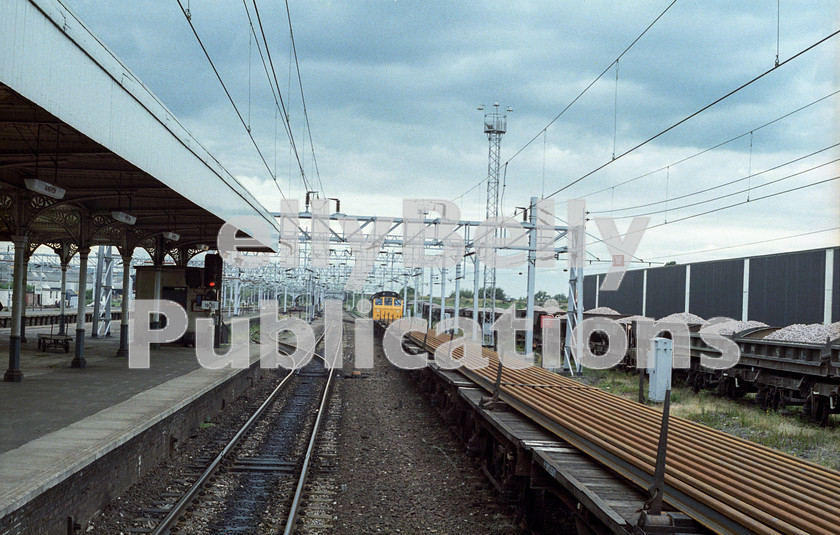 LPAP-DSL-CO-0067 
 Additional platforms now grace the area where this train sits. A welded rail train hauled by a Class 25 waits a path a Nuneaton, 1st July 1984. 
 Keywords: BR, Midland, LMS, Leicestershire, Nuneaton, Diesel, BR, Passenger, Colour, Class25, 1984