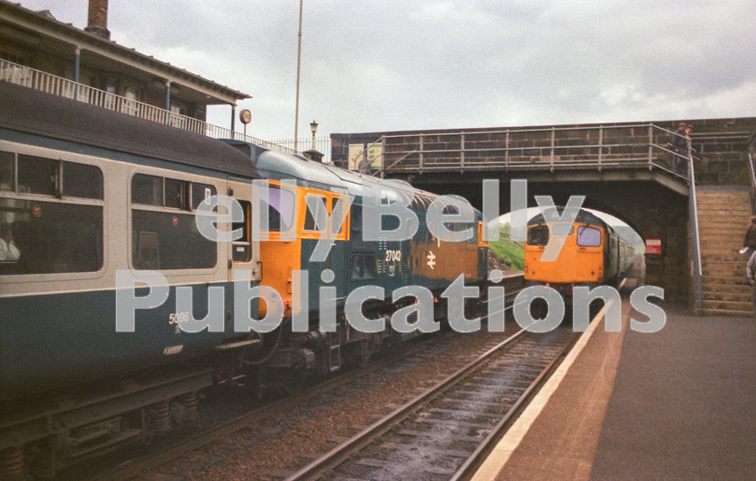 LPAP-DSL-CO-0126 
 Passing at Markinch, are 27042 and 27026, on the Edinburgh - Dundee circuit, 27th May 1985. 
 Keywords: BR, Eastern, LNER, Scotland, Markinch, Diesel, BR, Passenger, Colour, Class27, 27026, D5372, 27042, D5406, ED, 65A, 1985