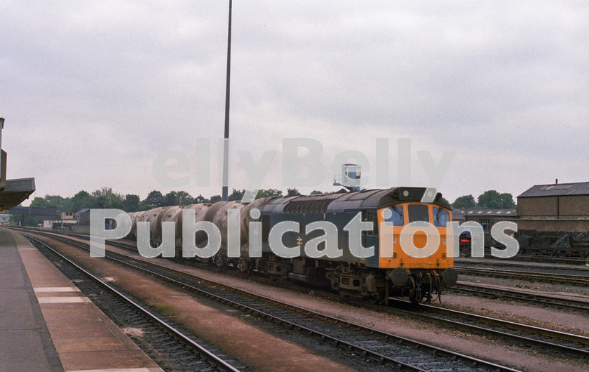 LPAP-DSL-CO-0058 
 25284 leaves Peterborough with cement tanks, 13th June 1984. 
 Keywords: BR, Eastern, LNER, Cambridgeshire, Peterborough, Diesel, BR, Freight, Colour, Class25, 25284, D7634, SP, 1984