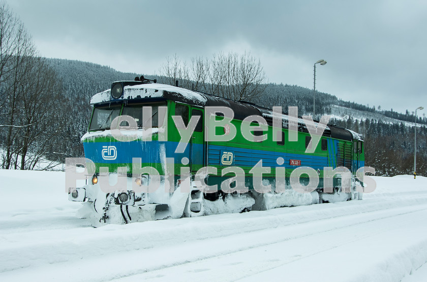 LPAP-EUR-CO-0004 
 With icicles hanging off, 751335 is seen at Ostruzna, 13th February 2006, in between assisting units. 
 Keywords: Czech, Czechoslovakia, Passenger, Colour, 2006