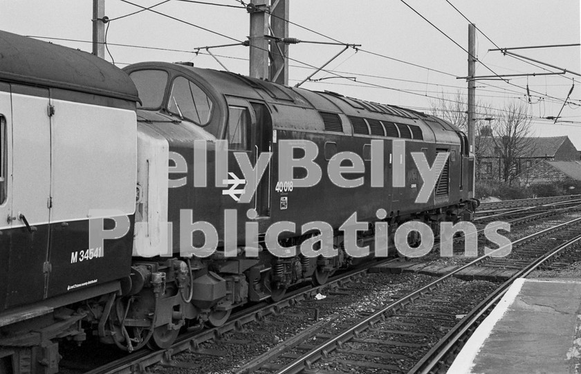 LPIS DSL BW NEGS 0040 
 Class 40 40018 heads the 11.30 Bangor to Manchester Victoria service at Earlestown on 5th April 1980. 
 Keywords: EE,Class 40, D218,218,40018, Earlestown,BR,LMR,Passenger,1980,B&W