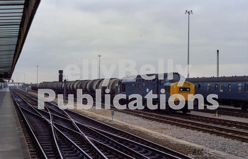 LPAP-DSL-CO-0090 
 Bristol Bath Roads' 37123 takes some tank wagons through Cambridge, 13th October 1984. 
 Keywords: BR, Eastern, LNER, Cambridgeshire, Cambridge, Diesel, BR, Freight, Colour, Class37, 37123, D6823, BR, 1984