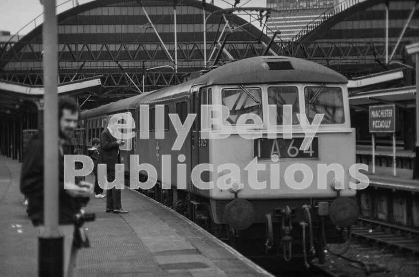 LPPC DSL CO 0151-(2)-Edit 
 Class 86 Electric E3125 (86209) waits to depart from Manchester Piccadilly with the 16.05 service to London Euston. The service was electric hauled throughout and made up of Mark 2C air-conditioned stock, with the exception of the BG and RKB - the Kitchen Buffet Car which were Mark 1. 
 Keywords: Digital, Rights Managed, Stock