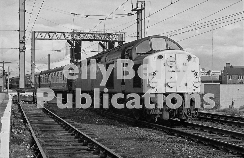 LPIS DSL BW NEGS 0021 
 EE Class 40 40118 awaits departure from Warrington Bank Quay station with the 10.33 Manchester Victoria to Llandudno working on 13th April 1975. 
 Keywords: 1975, 218, 40118, BR, Black and White, Cheshire, Class40, Diesel, LMS, London Midland, Passenger, Warrington Bank Quay