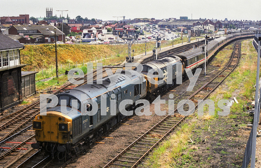 LPAP-DSL-CO-0144 
 37107 and 057 back ECS into Great Yarmouth station the first day of July 1989, this stock would form the 1315 to Liverpool Street. 
 Keywords: BR, Eastern, LNER, Norfolk, Great Yarmouth, Diesel, BR, Passenger, Colour, Class37, 37107, D6807, TI, 37057, D6757, GD, 1989