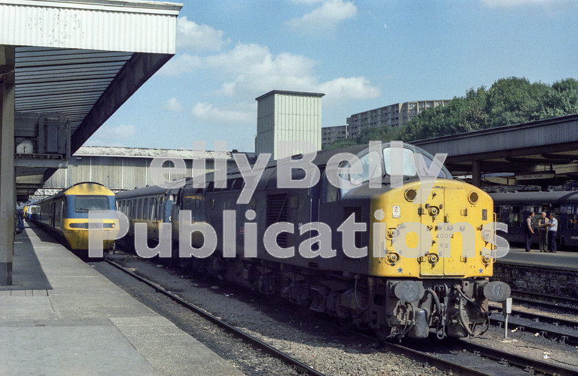 LPAP-DSL-CO-0081 
 40012 is seen on the centre road at Sheffield after arrival with some vans, 28th August 1984. 
 Keywords: BR, Midland, LMS, Yorkshire, Sheffield, Diesel, BR, Parcels, Colour, Class40, 40012, D212, LO, 1984