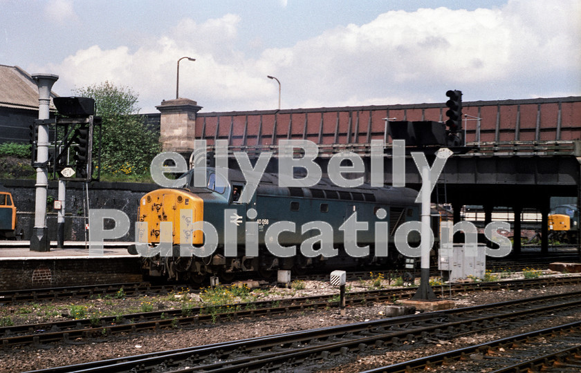 LPAP-DSL-CO-0010 
 A sunny Manchester Victoria witnesses 40058 running light engine through the platforms, 31st May 1983. 
 Keywords: BR, Midland, LMS, Manchester, Manchester, Diesel, BR, Light, Colour, Class40, 40058, D258, GD, 52A, 1983