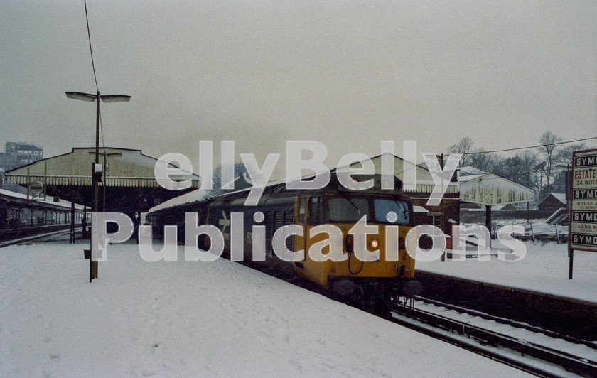 LPAP-DSL-CO-0108 
 50044 'Exeter' heads towards London at Basingstoke, 9th February 1985. 
 Keywords: BR, Southern, Southern, Hampshire, Basingstoke, Diesel, BR, Passenger, Colour, Class50, 50044, D444, BR, 1985