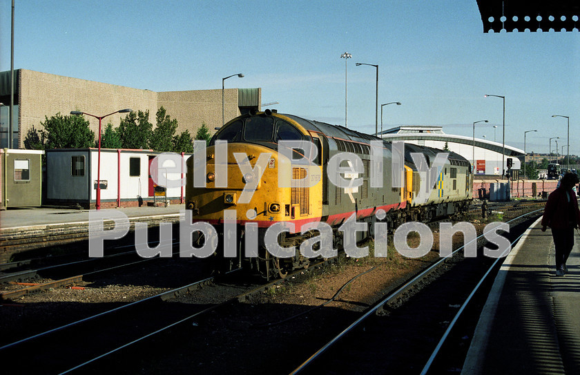 LPAP-DSL-CO-0146 
 37676 and 37687 are caught in the sun at Sheffield, whilst running round The Class 37 Group's 'The Tyne - Tees & Wearman' 8th September 1990. 
 Keywords: BR, Eastern, LNER, Yorkshire, Sheffield, Diesel, BR, Light, Colour, Class37, 37676, D6826, TI, 37687, D6881, LE, 1990