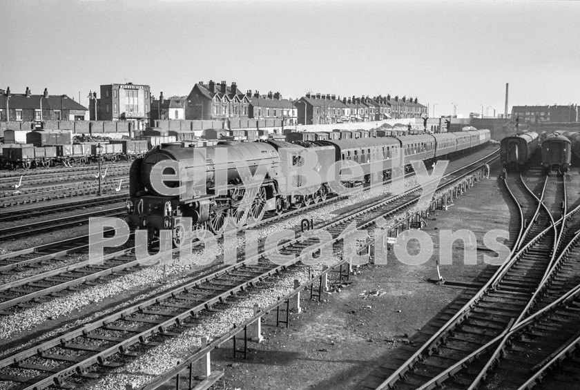 LPIS STM BW NEGS 0125 
 Doncaster based Peppercorn A1 60139 'Sea Eagle' approaches Doncaster station with the 13:10 King's Cross to Leeds service on 8th September 1962. 
 Keywords: 'Sea Eagle', 1962, 36A, 60139, A1, BR, Black and White, Doncaster, Eastern, LNER, Passenger, Peppercorn, Steam, Yorkshire