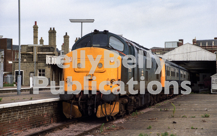 LPAP-DSL-CO-0147 
 37216 heads a failed Class 101 unit at Lowestoft, with the 17:05 service to Ipswich via the East Suffolk line, 9th September 1990. 
 Keywords: BR, Eastern, LNER, Suffolk, Lowestoft, Diesel, BR, Passenger, Colour, Class37, 37216, D6826, GD, 1990