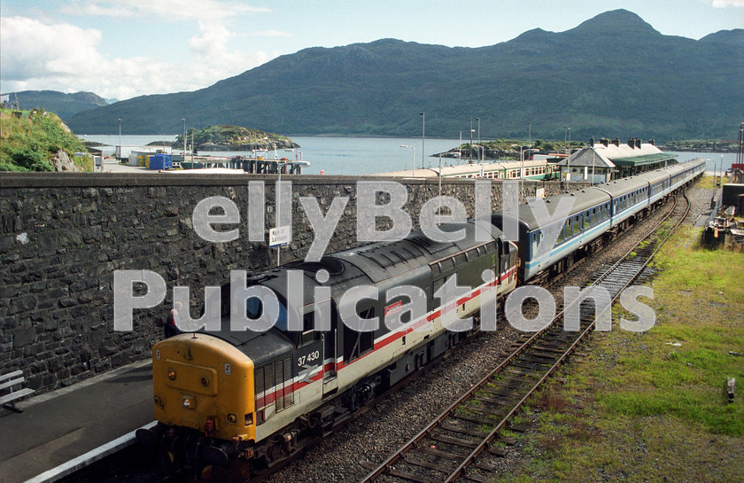 LPAP-DSL-CO-0152 
 37430 gets ready to take 2H85, the 1240 to Inverness from Kyle of Lochalsh, 21st August 94. 
 Keywords: BR, Eastern, LNER, Scotland, Kyle of Lochalsh, Diesel, BR, Passenger, Colour, Class37, 37430, D6965, SF, 1994