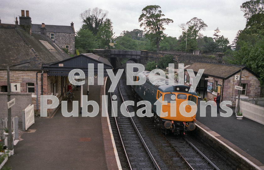 LPAP-DSL-CO-0125 
 No-heat 27042 is caught entering Aberdour, on a Edinburgh - Dundee service on 27th May 1985. 
 Keywords: BR, Eastern, LNER, Scotland, Aberdour, Diesel, BR, Passenger, Colour, Class27, 27042, D5406, ED, 65A, 1985