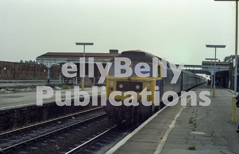 LPAP-DSL-CO-0080 
 47559 'Sir Joshua Reynolds', heads the 'European', the Harwich- Glasgow into March, 27th August 1984. 
 Keywords: BR, Eastern, LNER, Cambridgeshire, March, Diesel, BR, Passenger, Colour, Class47, 47559, D1605, LA, 1984