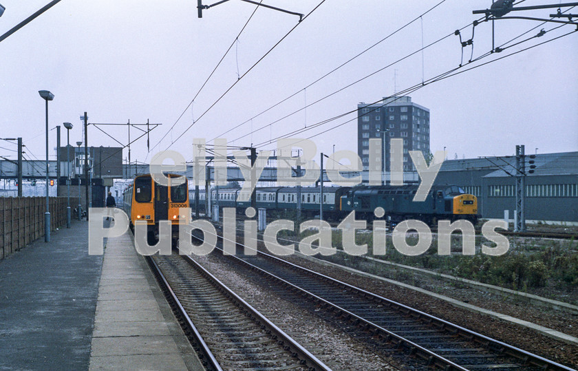 LPAP-DSL-CO-0002 
 6th November 1982 see's 40150 positioning sleeper sets at Hornsey (note the Mk 1 sleepers), as a Class 313 unit departs for Kings Cross. 
 Keywords: BR, Eastern, LNER, London, Kings Cross, Diesel, BR, Passenger, Colour, Class40, 40150, D350, GD, 52A, 1982