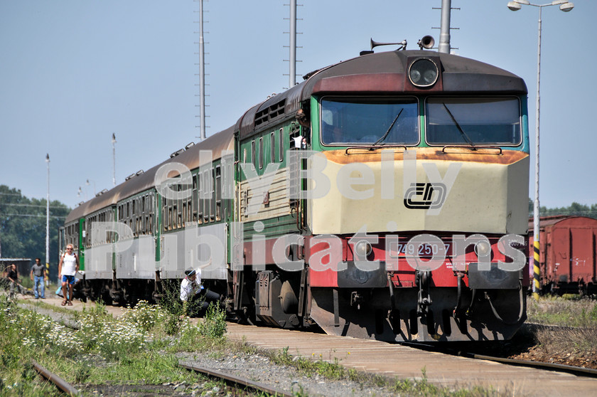 LPAP-EUR-CO-0010 
 The guard checks the brakes of 749250's train at Unicov, 17th July 2009. 
 Keywords: Czech, Czechoslovakia, Passenger, Colour, 2009