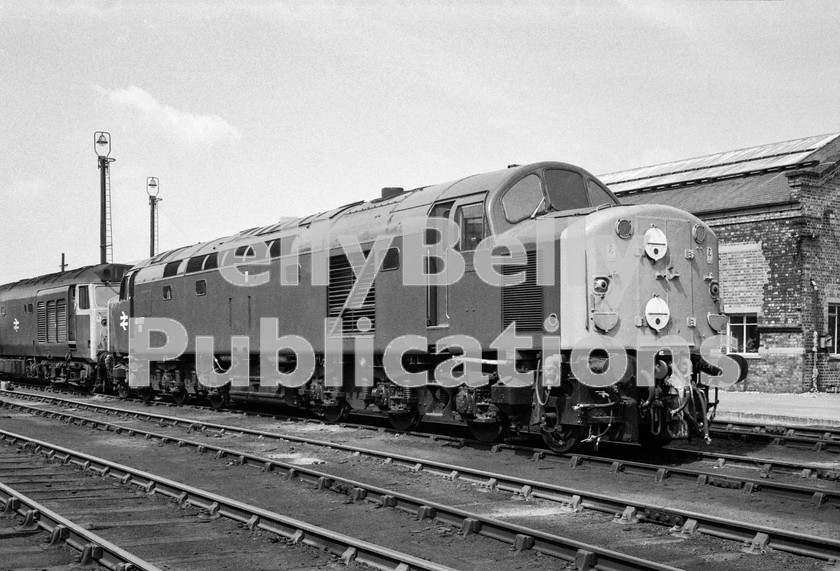 LPIS DSL BW NEGS 0112 
 EE Class 40 40077 is seen in ex-works condition at Crewe Works some time in 1975. 
 Keywords: EE, Class 40, D277,277, 40077, Crewe Works, BR, B&W