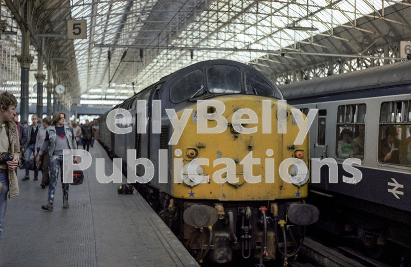 LPAP-DSL-CO-0086 
 40086 waits for it's ECS to be removed after working into Manchester Piccadily with the Skegness, 8th September 1984. 
 Keywords: BR, Midland, LMS, Manchester, Manchester, Diesel, BR, Passenger, Colour, Class40, 40086, D286, GD, 1984