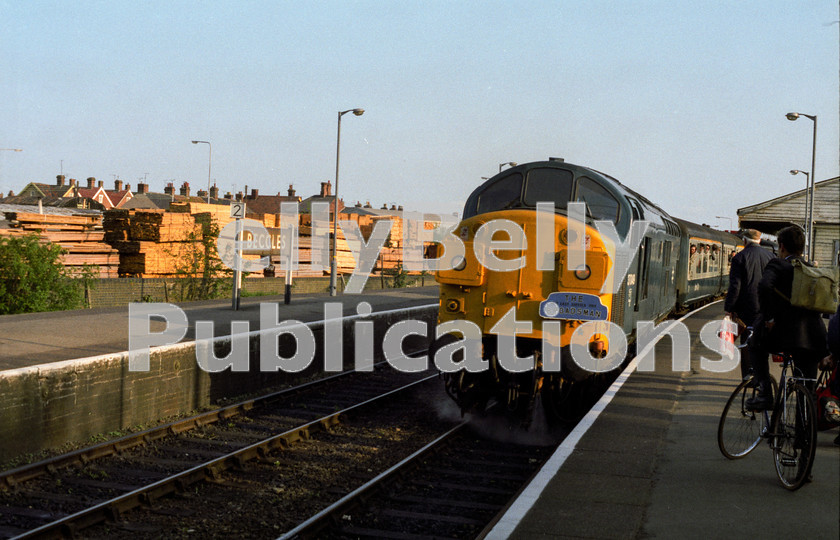 LPAP-DSL-CO-0046 
 The last ever loco hauled 07:22 Lowestoft - London arrives at Beccles, 12th May. 1984. 
 Keywords: BR, Eastern, LNER, Suffolk, Beccles, Diesel, BR, Passenger, Colour, Class37, 37049, D6749, SF, 1984