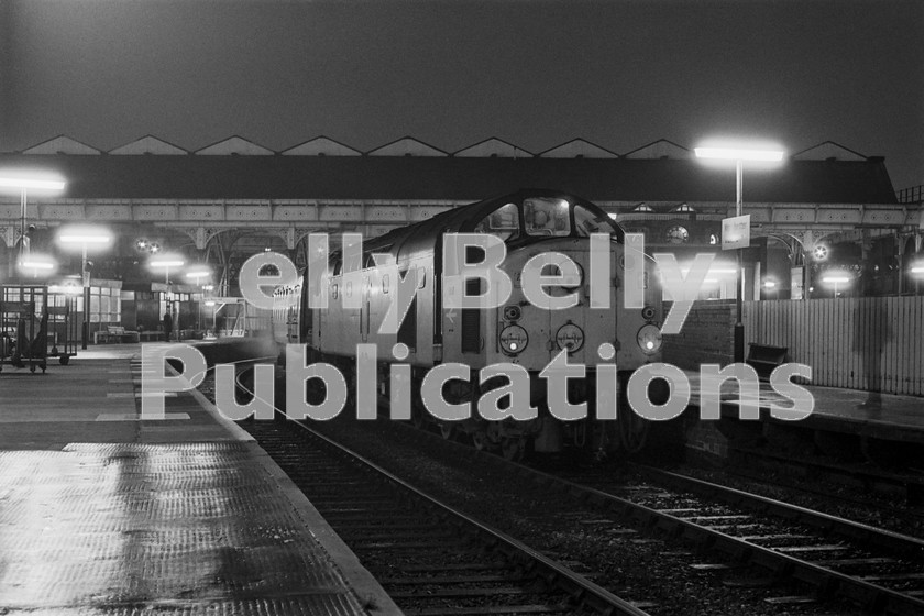 LPIS DSL BW NEGS 0037 
 EE Class 40 40045 stands at Manchester Victoria with the 21.15 service to Blackpool on 23rd December 1975. 
 Keywords: EE, Class 40, D245, 245, 40045, BR, Passenger, Manchester Victoria, LMR, 1975