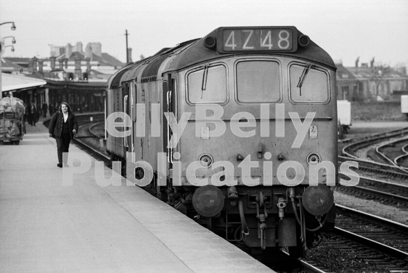 LPPC DSL BW 0786 
 Emitting that once so-familiar Sulzer Type 2 Class 25 clankety clank engine tick-over sound, two late members of the class without corridor connections pause at the end of Gloucester Centrals long main platform. Having crossed the formation from the adjacent Horton Road 85B loco depot, the driver has to change ends before moving off. The lead loco is 7625 (later 25275) which was withdrawn some ten years after this photo was taken, finally broken up at Swindon works in 1984. The headcode would suggest that the locos are due to pick up a special Freightliner, or similar class of traffic. 
 Keywords: BR, Western, Class 25, Gloucester Central, Light Engine, 7625, 25275