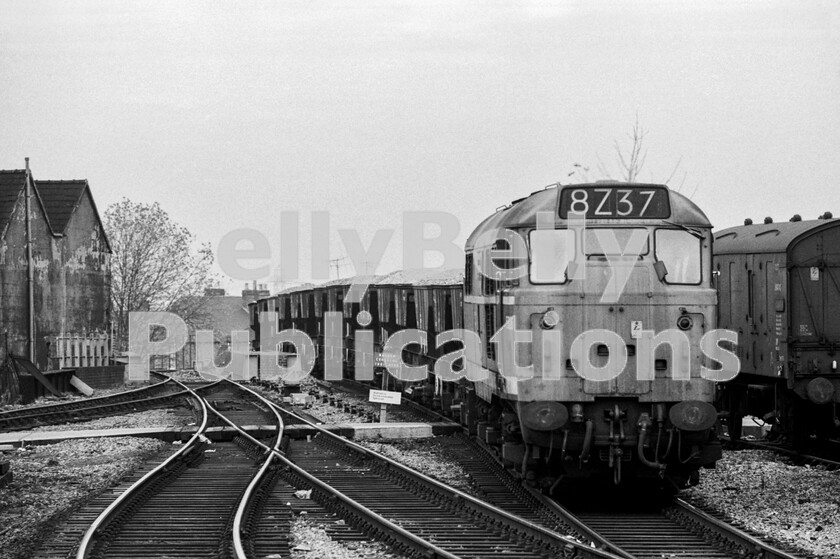 LPPC DSL BW 0787 
 One of the WR Brush Type 2 Class 31s, 5826 (later 31293), that seemed such an inadequate replacement for the Hymeks, gingerly creeps through Gloucester Central with an engineers train of ballast from the Parkend or Tintern Quarry in the Forest of Dean. The track layout at the rebuilt and remodelled Central station had been greatly simplified and the train is here joining a reversible through line that enabled, through a set of crossings halfway along the platform, two trains to be berthed in the one long platform at the same time. 
 Keywords: BR, Gloucester Central, Western, Class 31, 5826, 31293, Engineers, 8Z37