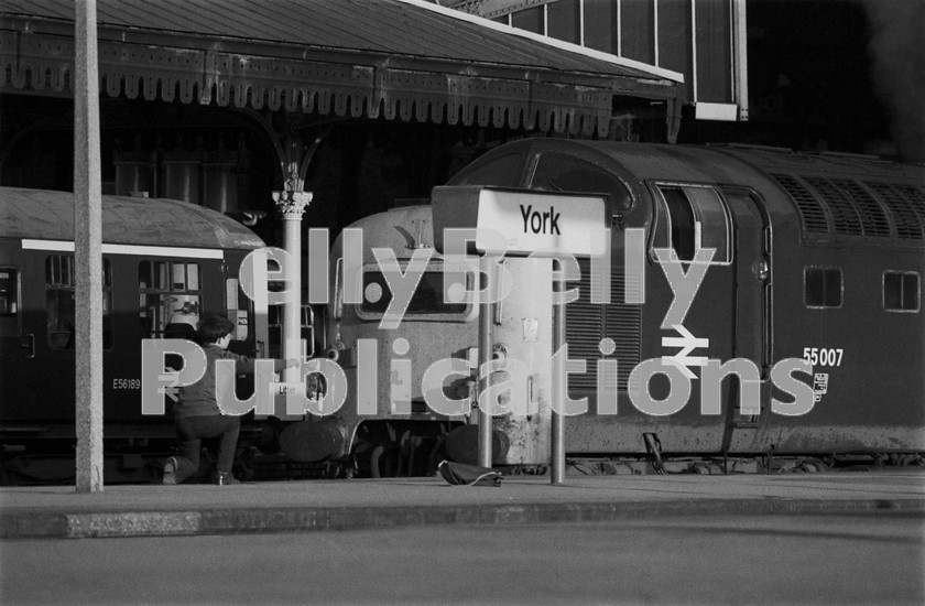 LPIS DSL BW NEGS 0052 
 EE Class 55 Deltic 55007 'Pinza' waits to depart north with the Down 'Talisman', the 16.00 King's Cross to Edinburgh service on 20th April 1976. 
 Keywords: EE,Deltic,Class 55,D9007,9007,55007,York,Passenger,BR,Eastern,1976,B&W