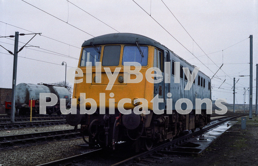 LPAP-ELE-CO-0040 
 81009 stabled on Carlisle Kingmoor, 7th April 1984. 
 Keywords: BR, Midland, LMS, Cumbria, Carlisle, Electric, BR, Shed, Colour, Class81, 81009, E3011, LO, 1984